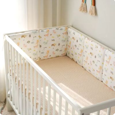 Tour-de-lit-bebe-animaux-heureux